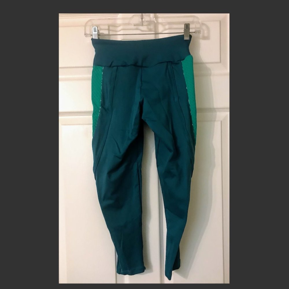 Turquoise Green Cropped Leggings by Leblon & Rio